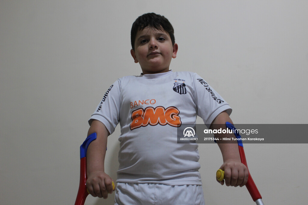 Brazil invites Syrian boy playing soccer with Santos jersey