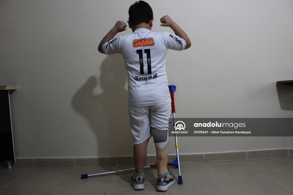 Brazil invites Syrian boy playing soccer with Santos jersey