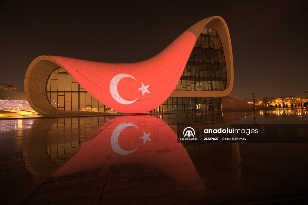 Bakü'deki Haydar Aliyev Merkezinin dış cephesine Türk bayrağı yansıtıldı