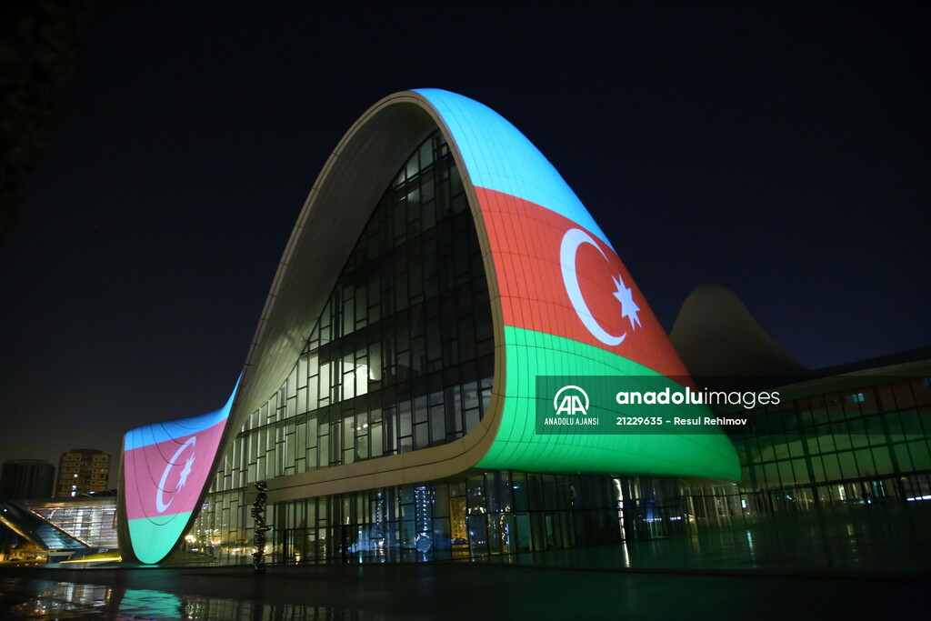Bakü'deki Haydar Aliyev Merkezinin dış cephesine Türk bayrağı yansıtıldı