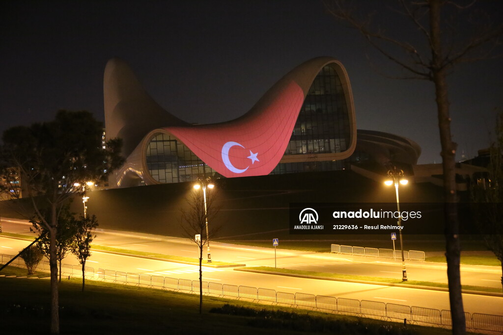 Bakü'deki Haydar Aliyev Merkezinin dış cephesine Türk bayrağı yansıtıldı