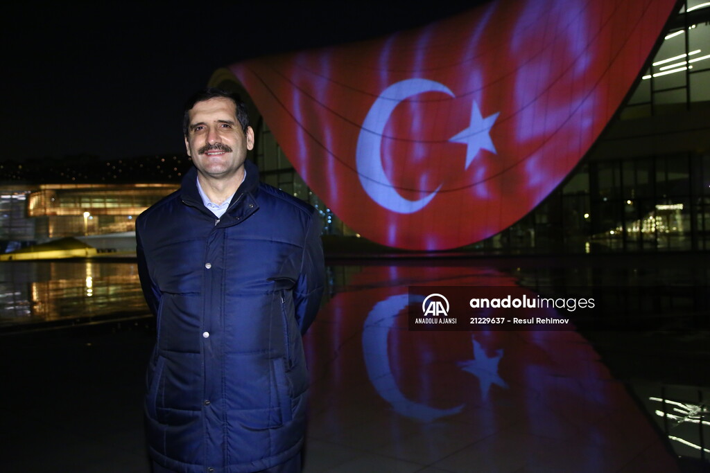 Bakü'deki Haydar Aliyev Merkezinin dış cephesine Türk bayrağı yansıtıldı