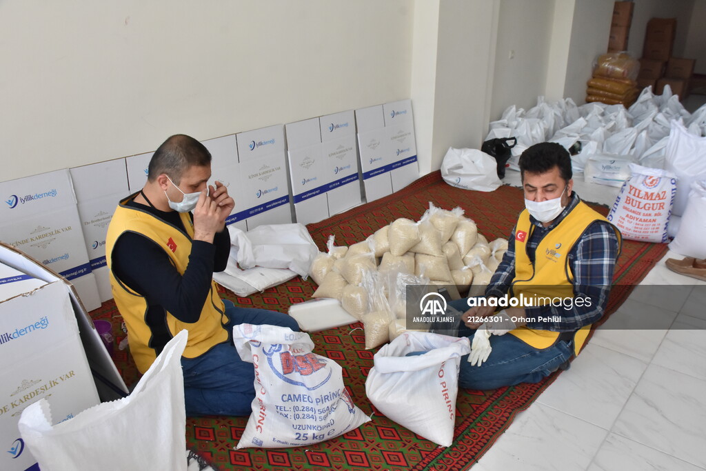 Adıyaman'da İyilik Derneği, kentteki 700 aileye gıda yardımı ulaştırdı