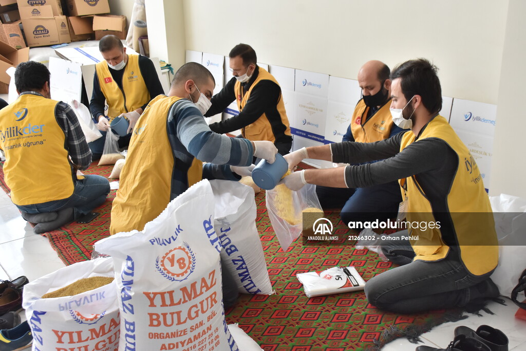 Adıyaman'da İyilik Derneği, kentteki 700 aileye gıda yardımı ulaştırdı