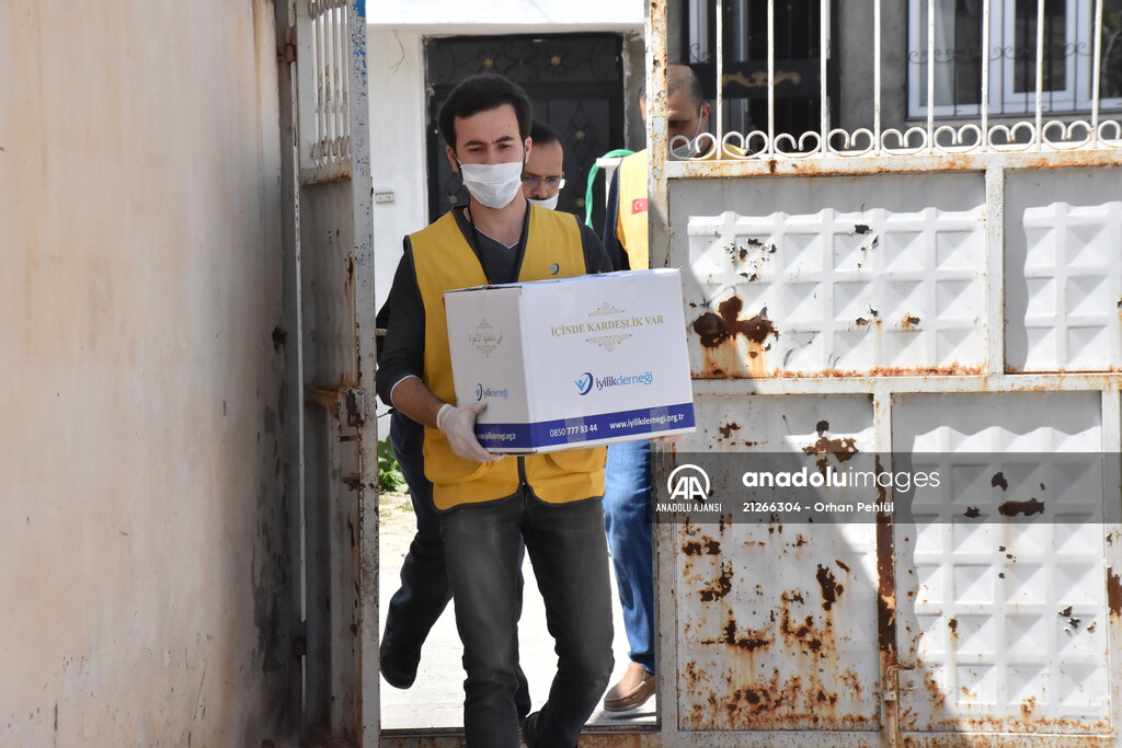 Adıyaman'da İyilik Derneği, kentteki 700 aileye gıda yardımı ulaştırdı
