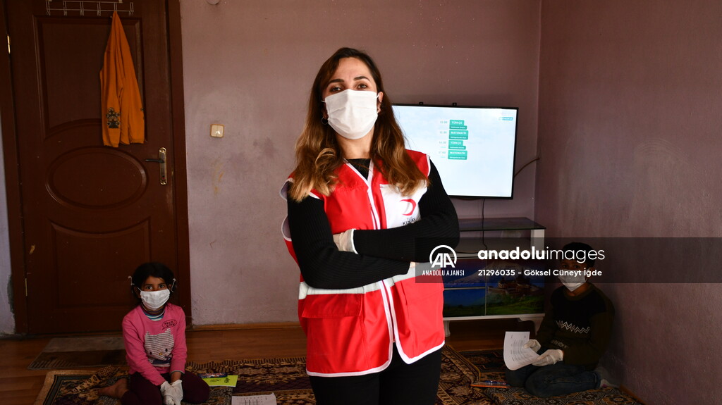 Türk Kızılay gönüllüsü öğretmen köy köy dolaşarak uzaktan eğitimi anlatıyor