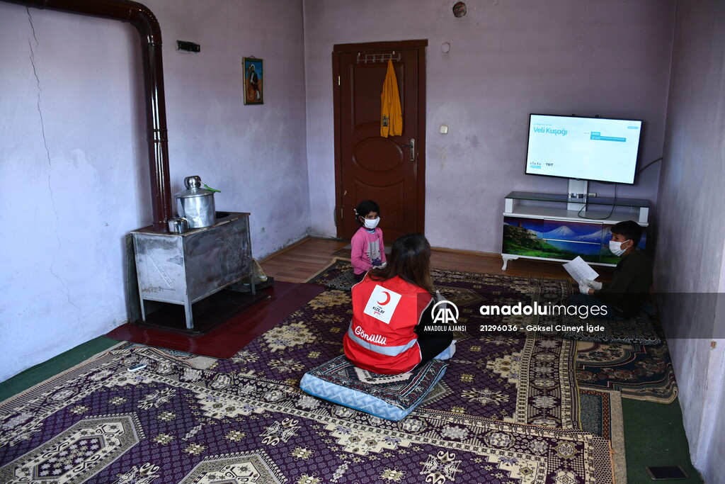 Türk Kızılay gönüllüsü öğretmen köy köy dolaşarak uzaktan eğitimi anlatıyor