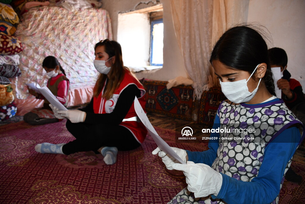 Türk Kızılay gönüllüsü öğretmen köy köy dolaşarak uzaktan eğitimi anlatıyor