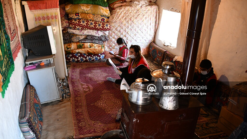 Türk Kızılay gönüllüsü öğretmen köy köy dolaşarak uzaktan eğitimi anlatıyor