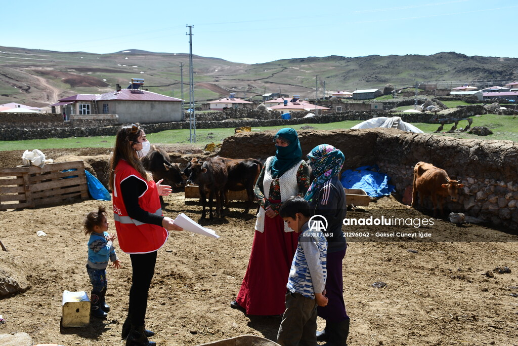 Türk Kızılay gönüllüsü öğretmen köy köy dolaşarak uzaktan eğitimi anlatıyor