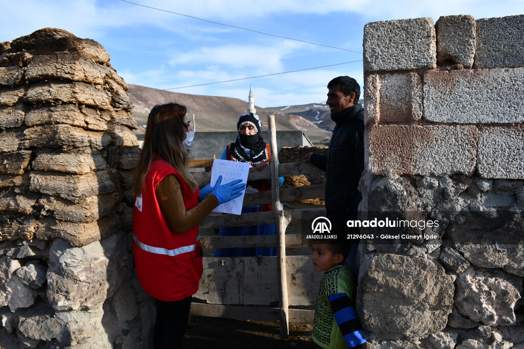 Türk Kızılay gönüllüsü öğretmen köy köy dolaşarak uzaktan eğitimi anlatıyor