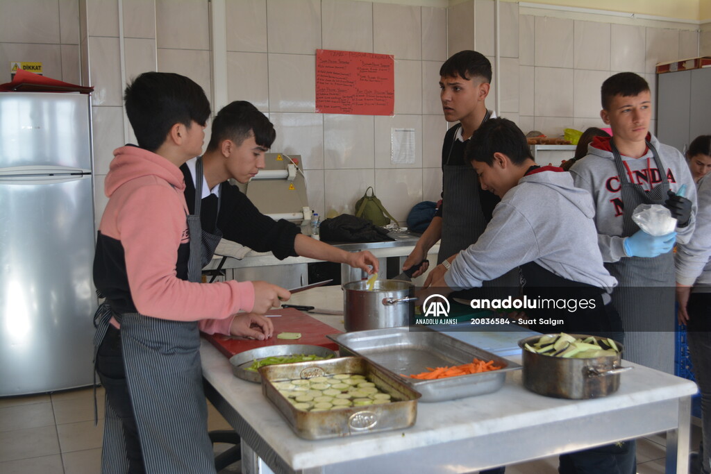 Ayvalık'ın "istihdam garantili" meslek lisesi ciroda hedef büyüttü