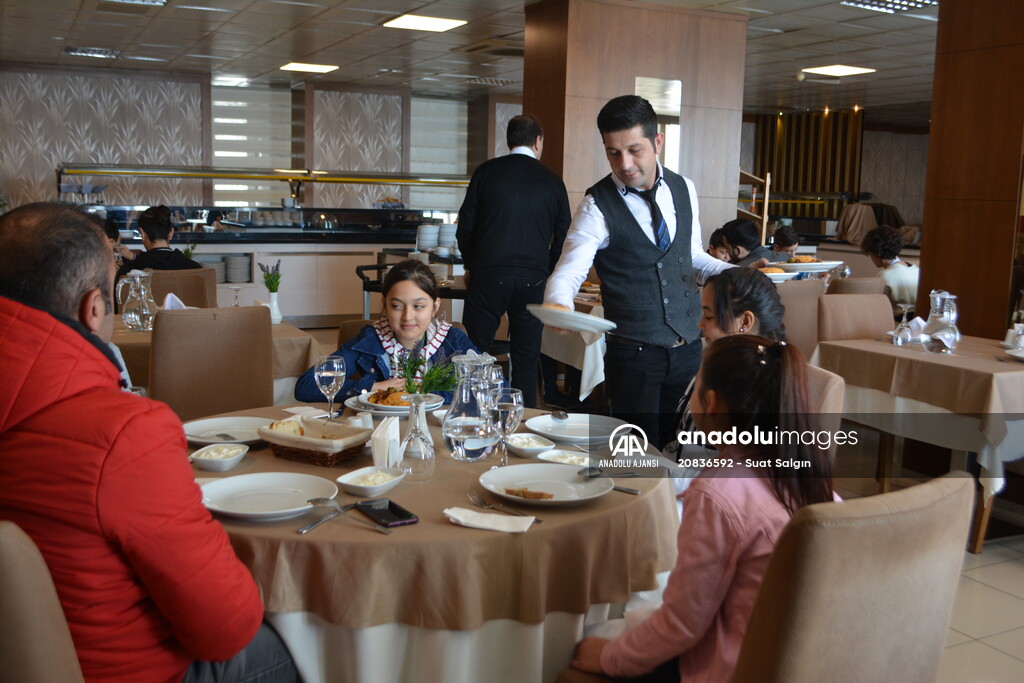 Ayvalık'ın "istihdam garantili" meslek lisesi ciroda hedef büyüttü