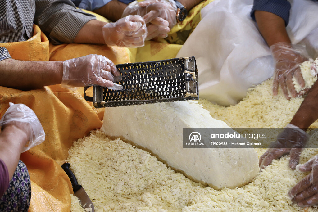 "Söğle peyniri" kuyularda lezzetleniyor