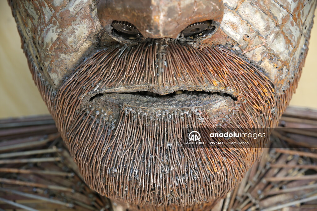 Atık metallerden insan portresi