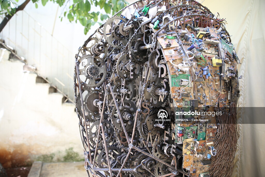 Atık metallerden insan portresi