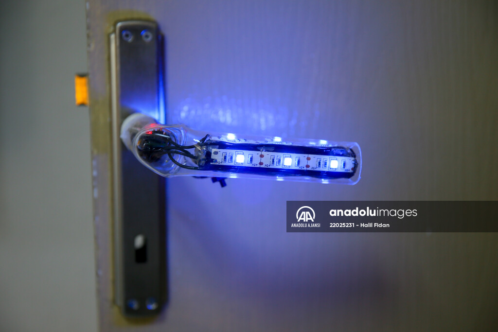 Öğretmenler kendini dezenfekte eden "akıllı" kapı kolu tasarladı