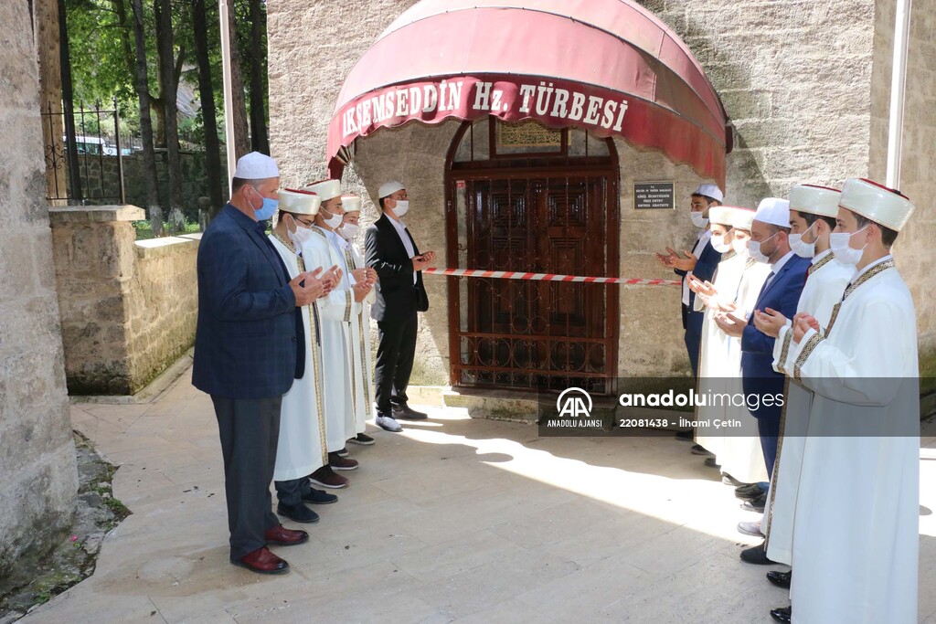 İstanbul'un manevi fatihi Akşemseddin Hazretleri'nin türbesi ziyarete açıldı