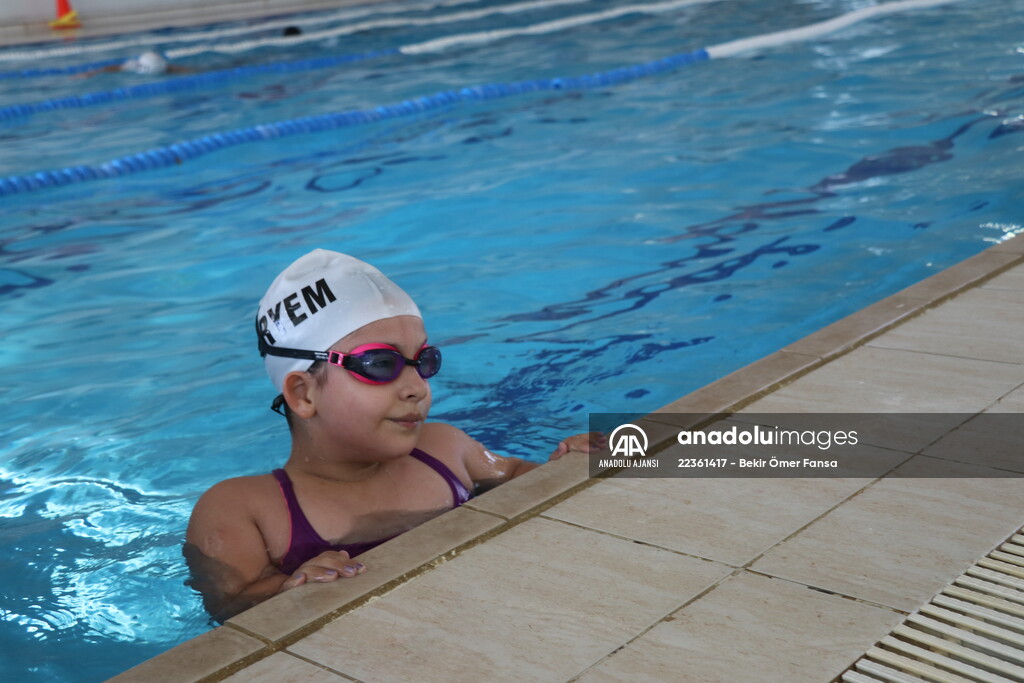 Engelli yüzücü Meryem milli formayı giymek için ter döküyor