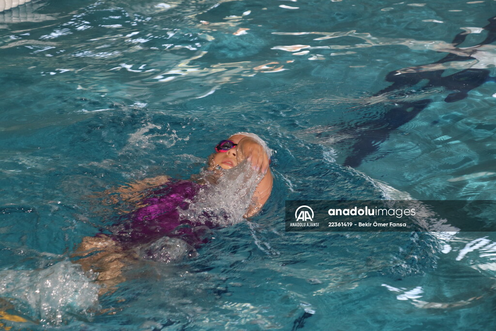 Engelli yüzücü Meryem milli formayı giymek için ter döküyor