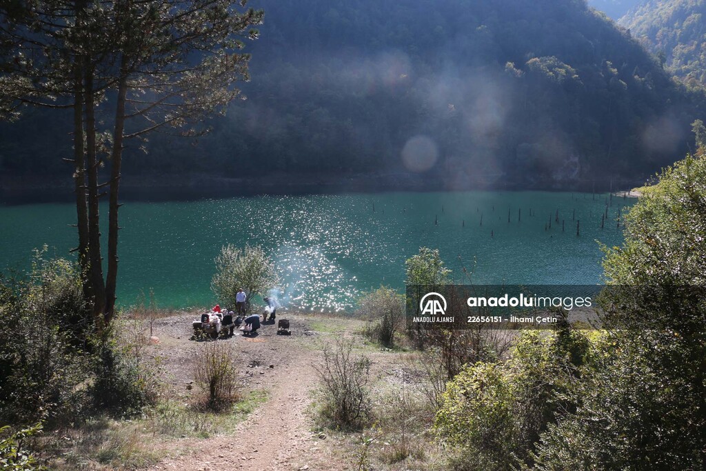Sülüklü Göl Tabiat Parkı'nda sonbaharın güzellikleri yaşanıyor