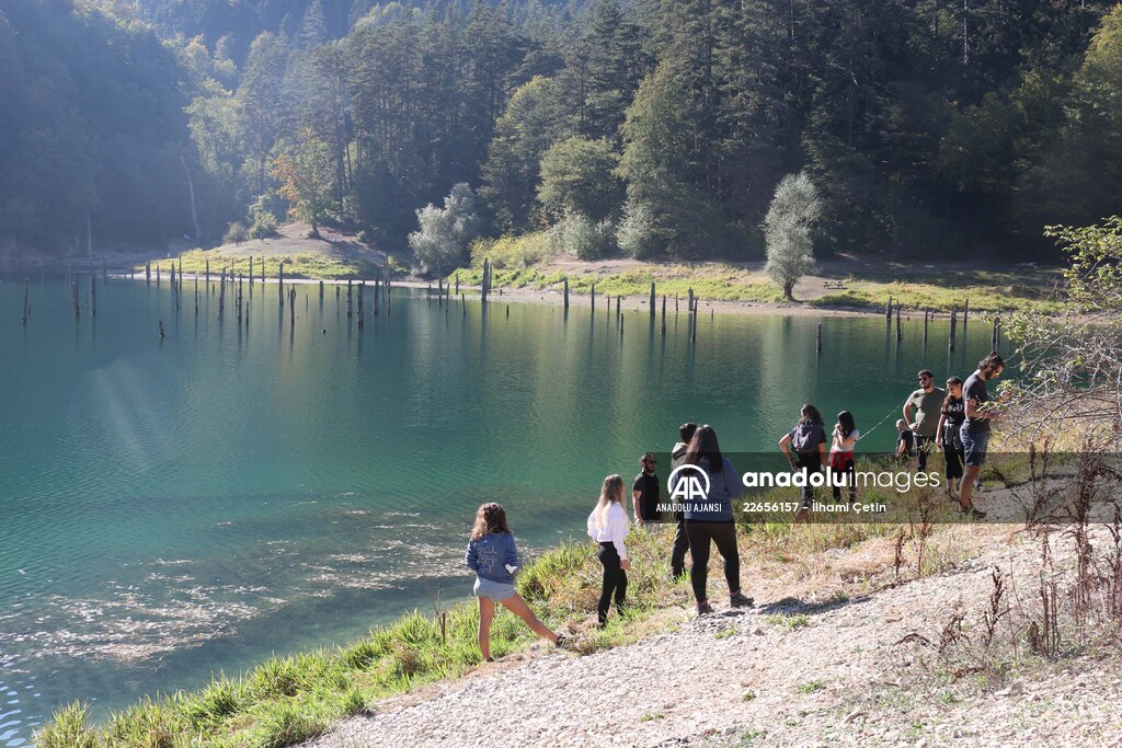 Sülüklü Göl Tabiat Parkı'nda sonbaharın güzellikleri yaşanıyor
