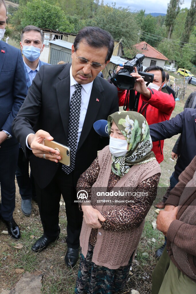 Koyunları kurt saldırısında telef olan aileyi, Bakan Pakdemirli sevindirdi