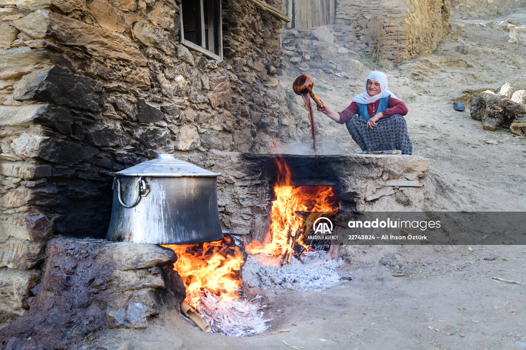 Grape molasses production with traditional method