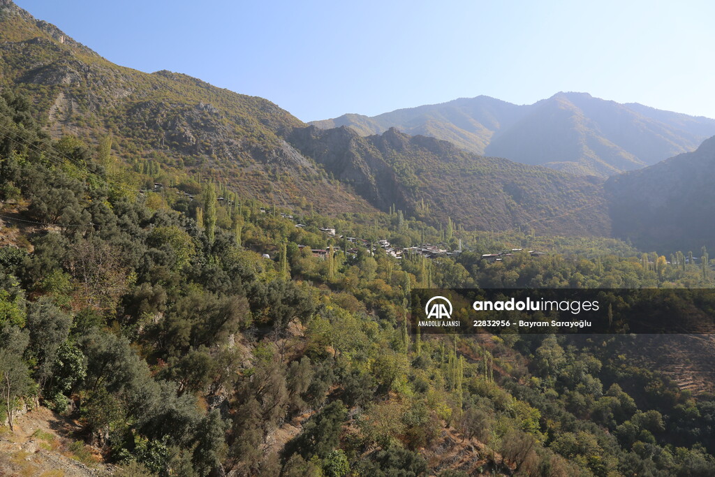 Kaya düşmesi tehdidi altındaki köye çelik ağlı önlem