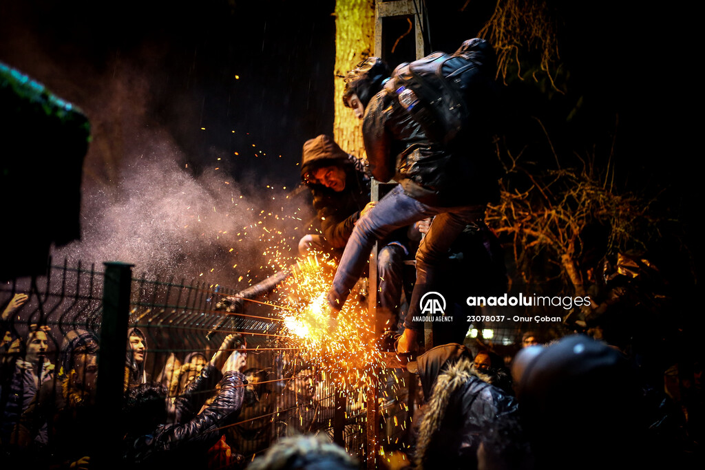 Greek police intervene in refugees at the border