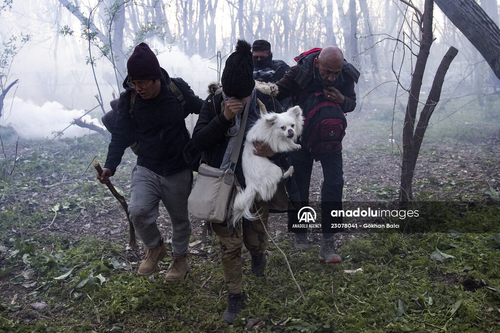 Tear gas intervention to refugees from Greece