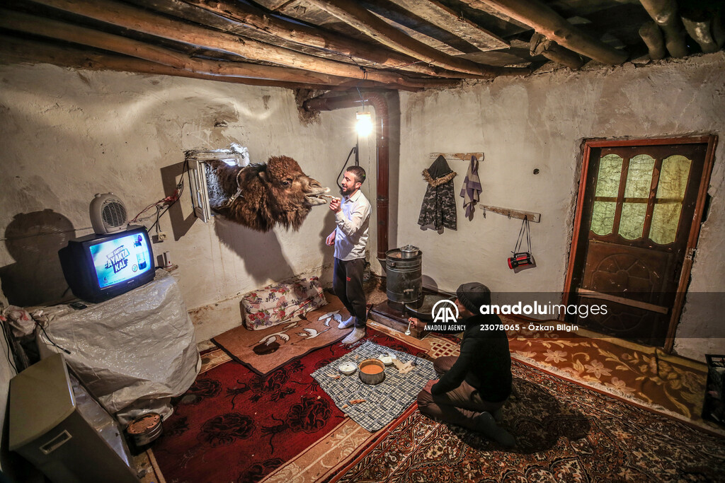 Surprise guest at dinner