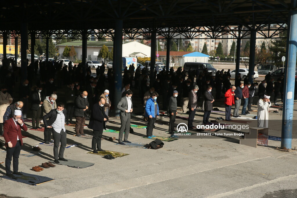 Kocaeli'de cuma namazı sonrasında yağmur duası yapıldı