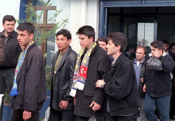BASKETBOL MACI ONCESI OLAY CIKARANLAR YAKALANDI