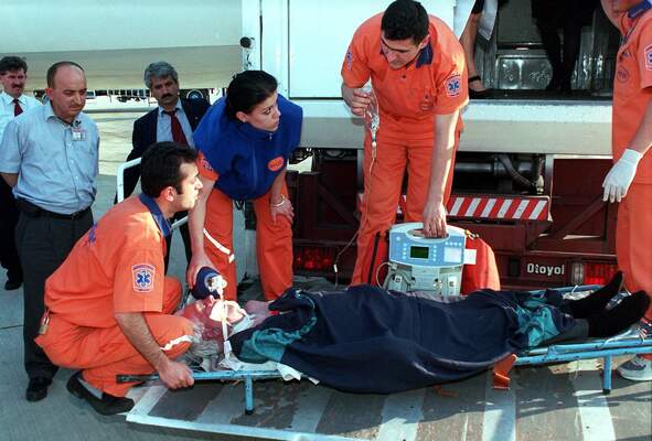 UCAKTA KALP KRIZI GECIREN YOLCU OLDU