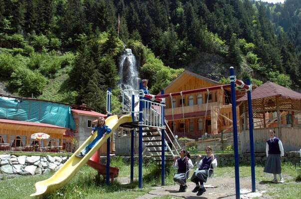 TURISTLERIN GOZBEBEGI UZUNGOL