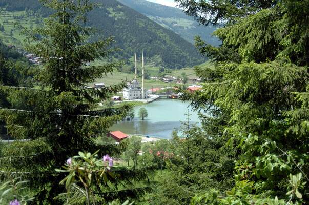 TURISTLERIN GOZBEBEGI UZUNGOL