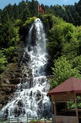 TURISTLERIN GOZBEBEGI UZUNGOL