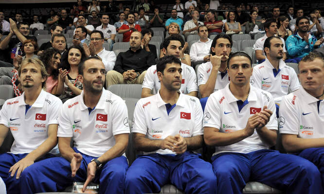 A MILLI FUTBOL TAKIMI, A MILLI BASKETBOL MACINI IZLEDI