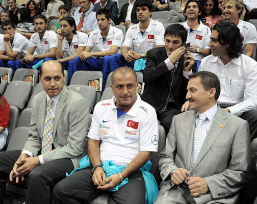 A MILLI FUTBOL TAKIMI, A MILLI BASKETBOL MACINI IZLEDI