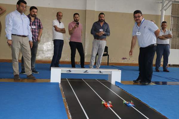 Öğrenciler robotlarıyla yarıştı