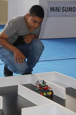 Öğrenciler robotlarıyla yarıştı