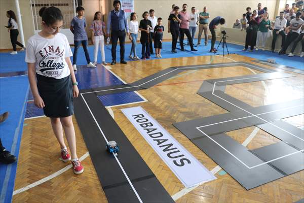 Öğrenciler robotlarıyla yarıştı