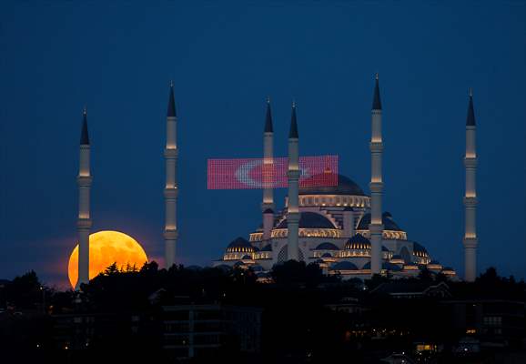 Full Moon in Istanbul