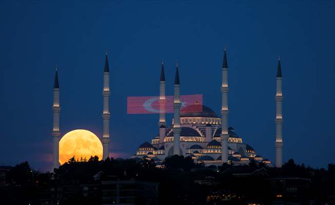 Full Moon in Istanbul