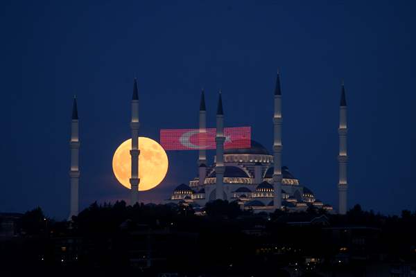 Full Moon in Istanbul