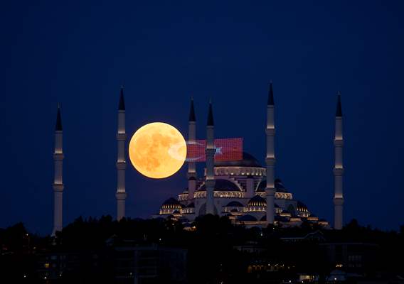 Full Moon in Istanbul