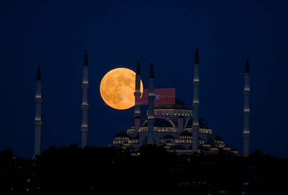 Full Moon in Istanbul