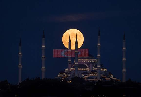 Full Moon in Istanbul