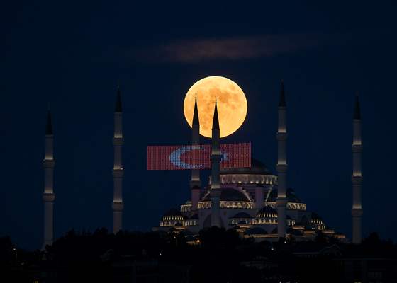 Full Moon in Istanbul